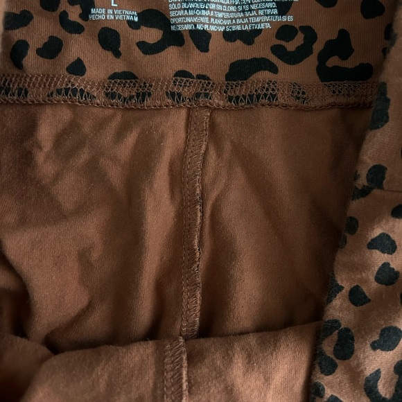 WILD FABLE Women’s High Waisted Classic Leggings in Leopard Print. - Picture 4 of 6